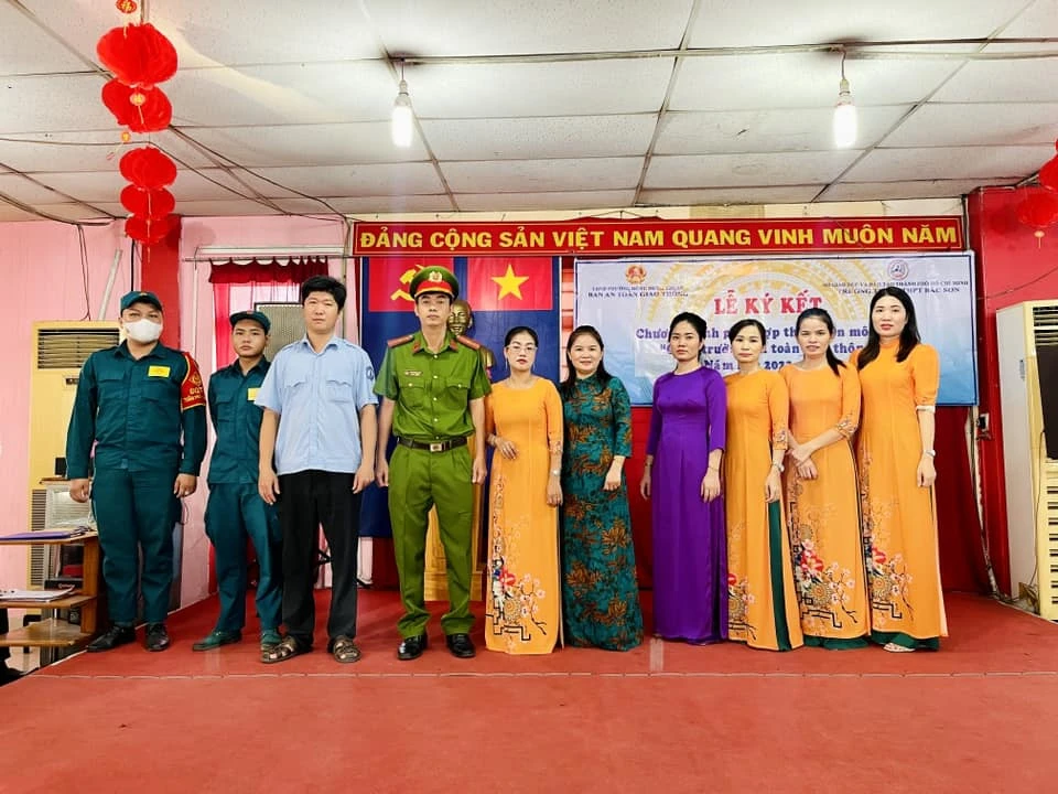 Thực hiện Kế hoạch liên tịch về việc ký kết Chương trình phối hợp hoạt động giữa Ban An toàn Giao thông phường Đông Hưng Thuận và Trường Bắc Sơn