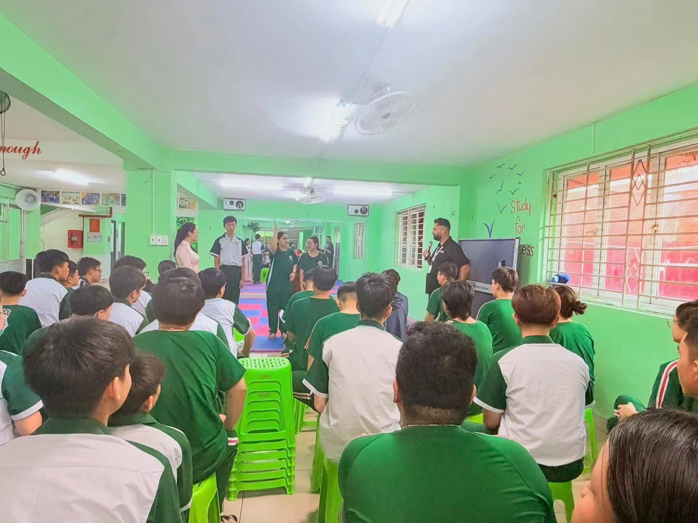 Giúp Học Sinh Hứng Thú Trong Việc Học – Tự Tin Giao Tiếp Cùng Người Nước Ngoài