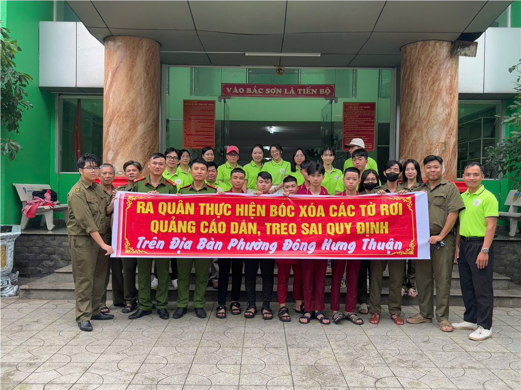 Trường THCS - THPT Bắc Sơn ra quân cùng Công An Phường Đông Hưng Thuận bóc xóa tờ rơi, quảng cáo sai quy định
