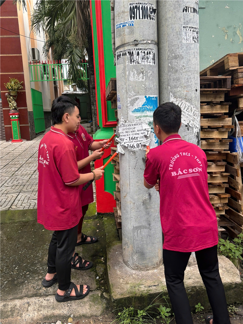 Trường THCS - THPT Bắc Sơn ra quân cùng Công An Phường Đông Hưng Thuận bóc xóa tờ rơi, quảng cáo sai quy định