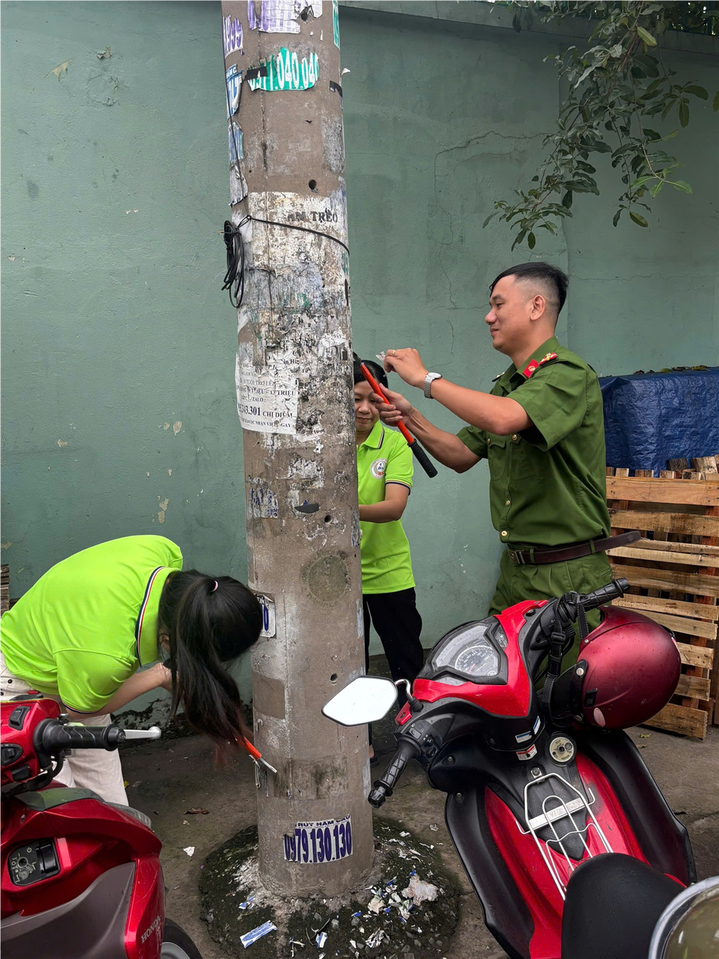 Trường THCS - THPT Bắc Sơn ra quân cùng Công An Phường Đông Hưng Thuận bóc xóa tờ rơi, quảng cáo sai quy định
