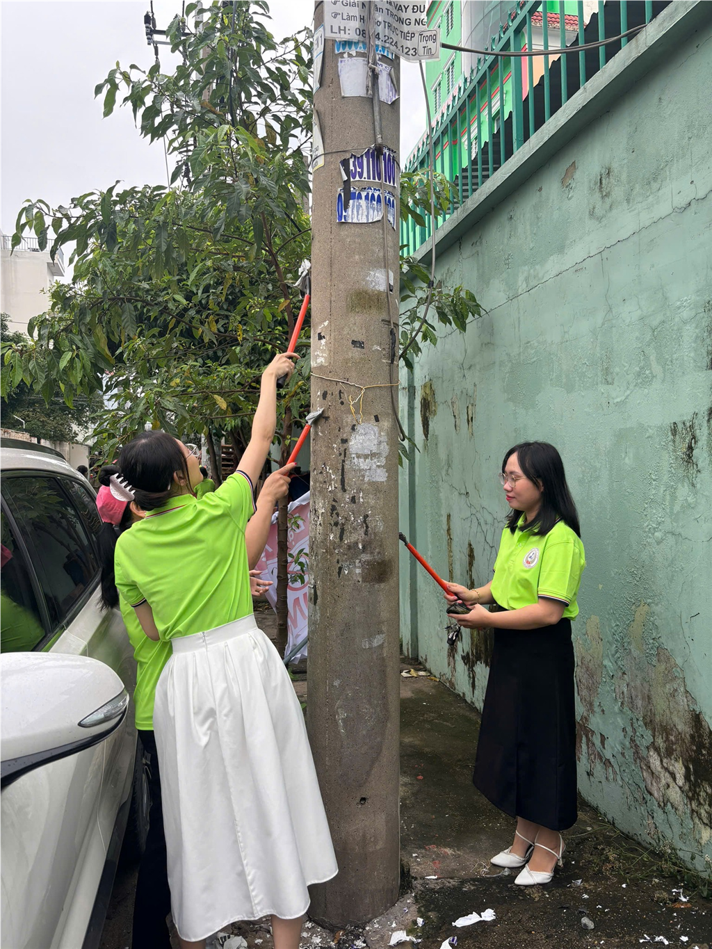 Trường THCS - THPT Bắc Sơn ra quân cùng Công An Phường Đông Hưng Thuận bóc xóa tờ rơi, quảng cáo sai quy định