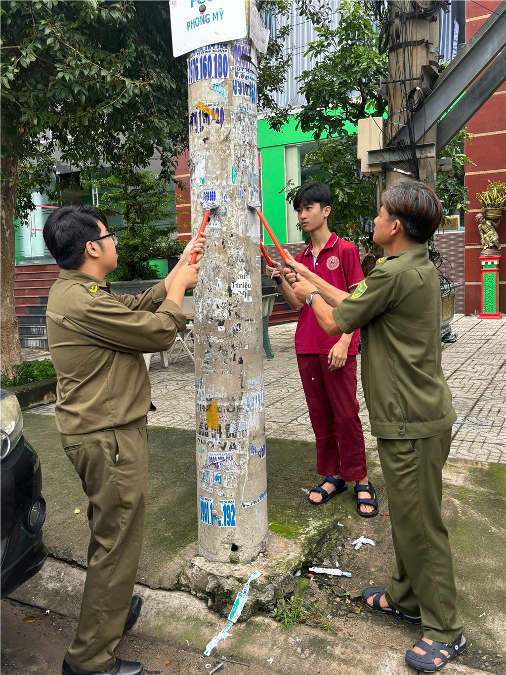 Trường THCS - THPT Bắc Sơn ra quân cùng Công An Phường Đông Hưng Thuận bóc xóa tờ rơi, quảng cáo sai quy định