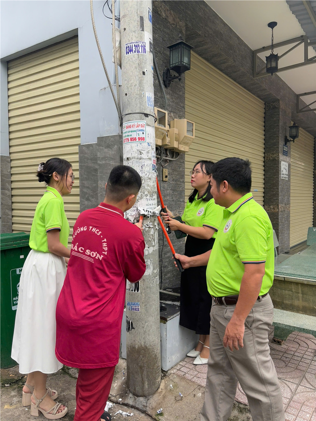 Trường THCS - THPT Bắc Sơn ra quân cùng Công An Phường Đông Hưng Thuận bóc xóa tờ rơi, quảng cáo sai quy định
