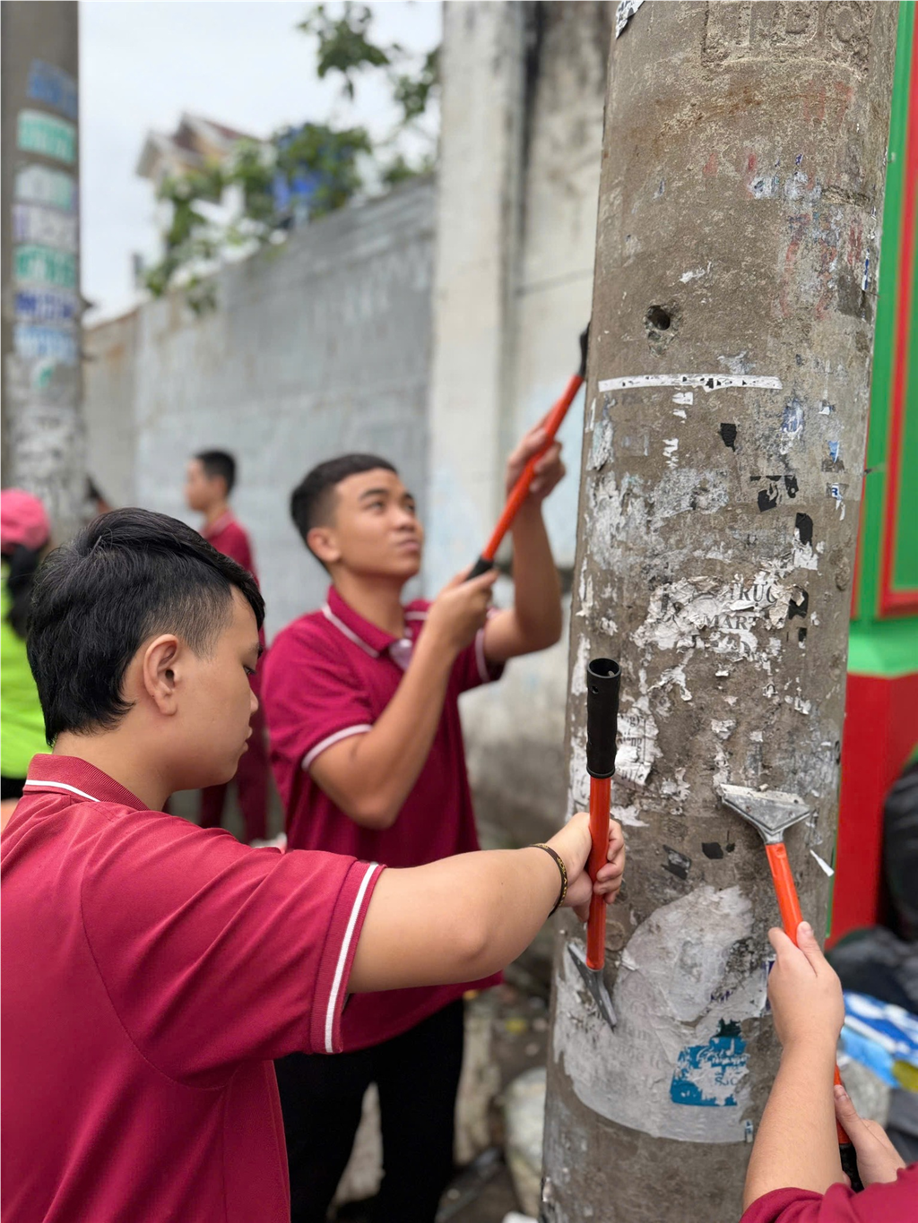 Trường THCS - THPT Bắc Sơn ra quân cùng Công An Phường Đông Hưng Thuận bóc xóa tờ rơi, quảng cáo sai quy định
