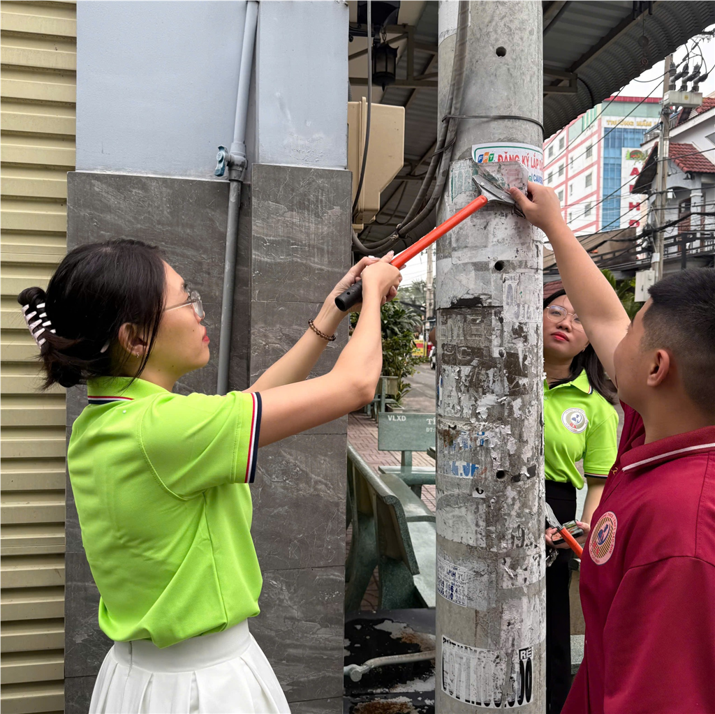 Trường THCS - THPT Bắc Sơn ra quân cùng Công An Phường Đông Hưng Thuận bóc xóa tờ rơi, quảng cáo sai quy định