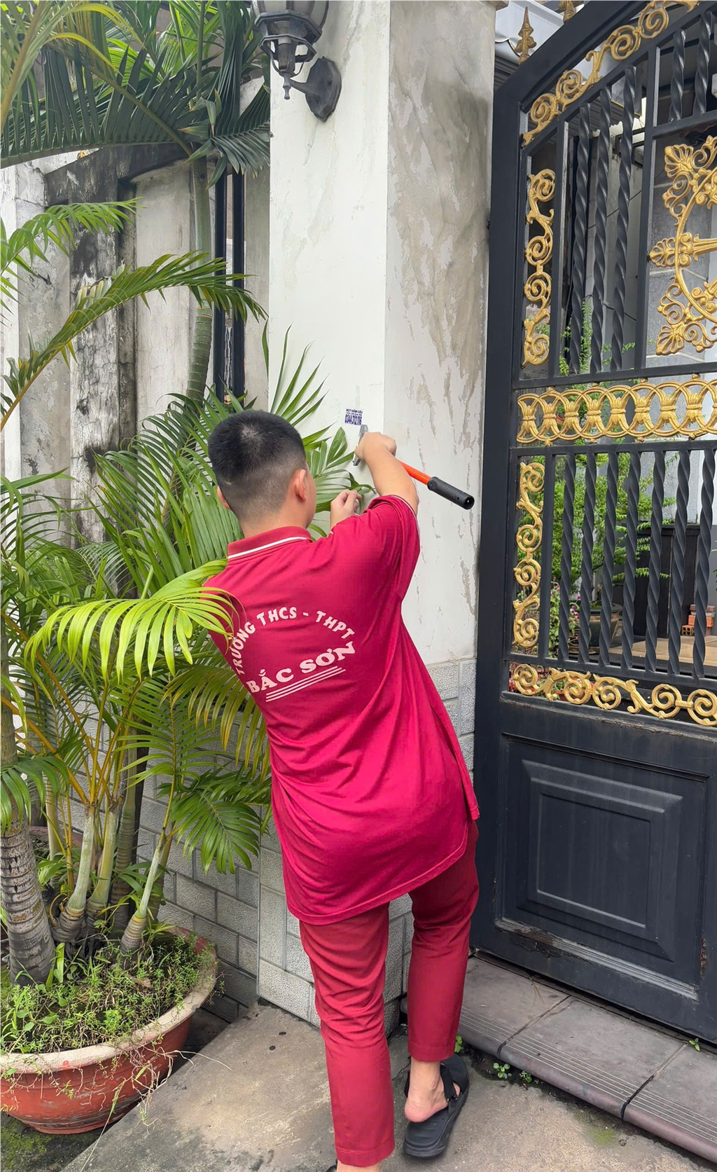 Trường THCS - THPT Bắc Sơn ra quân cùng Công An Phường Đông Hưng Thuận bóc xóa tờ rơi, quảng cáo sai quy định