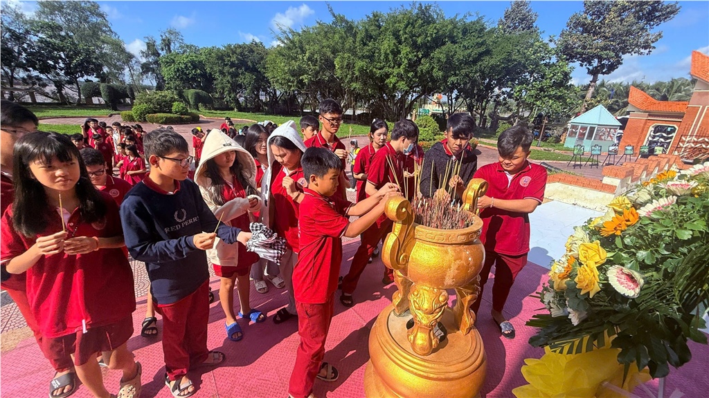 Hoạt Động Trải Nghiệm Ngoại Khóa - Hành Trình Về Nguồn 2025