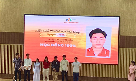 Chúc mừng em Nguyễn Chí Thiện - Lớp 12V1 đã xuất sắc giành được học bổng của Đại học FPT